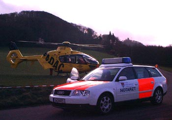 Notarzt-Einsatzfahrzeug und ADAC-Rettungshubschrauber (Foto C. Moritz)